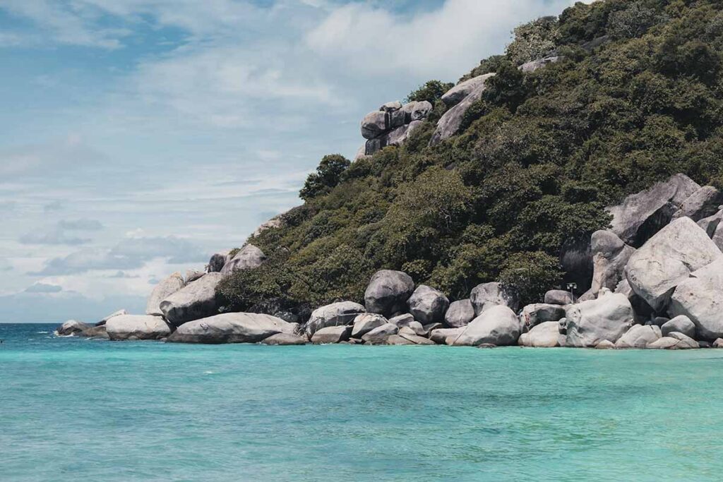 A section of Koh Nang Yuan's west coast fringed by picturesque boulders and turquoise water.